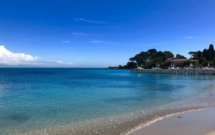 Vue du bord de mer de la plage de la Garoupe entre Antibes et Juan les Pins