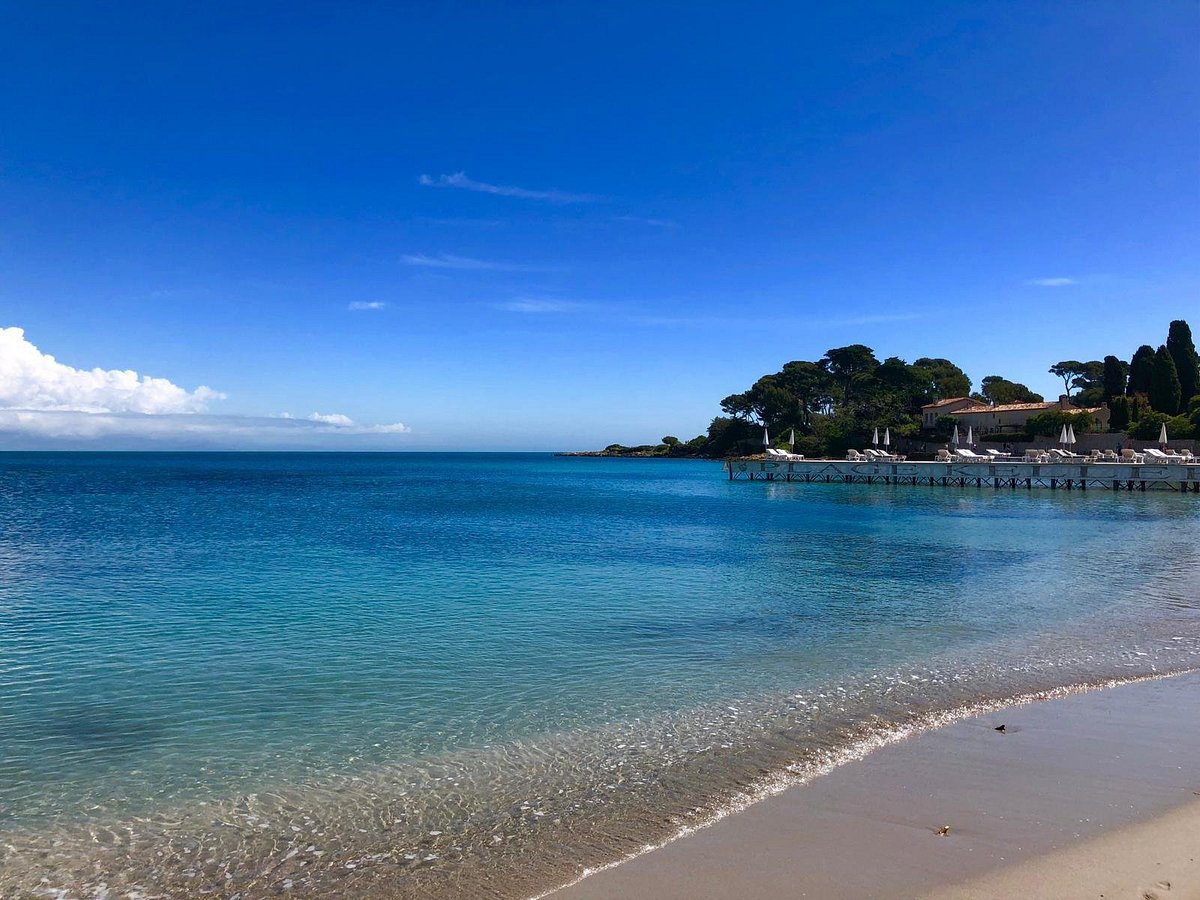 Vue du bord de mer de la plage de la Garoupe entre Antibes et Juan les Pins