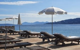 ponton de la plage des iles a juan les pins sur la cote d'azur