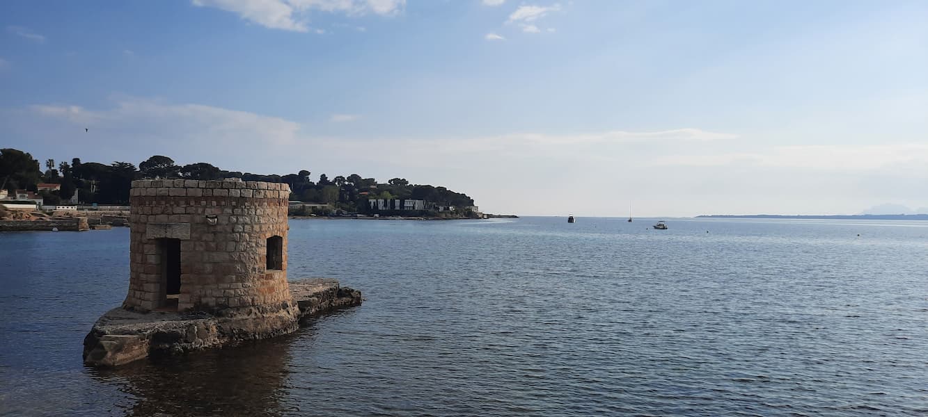 petite tourelle emblématique de la plage des ondes au cap d'antibes, cote juan les pins avec un apercu de la villa aujourd'hui 