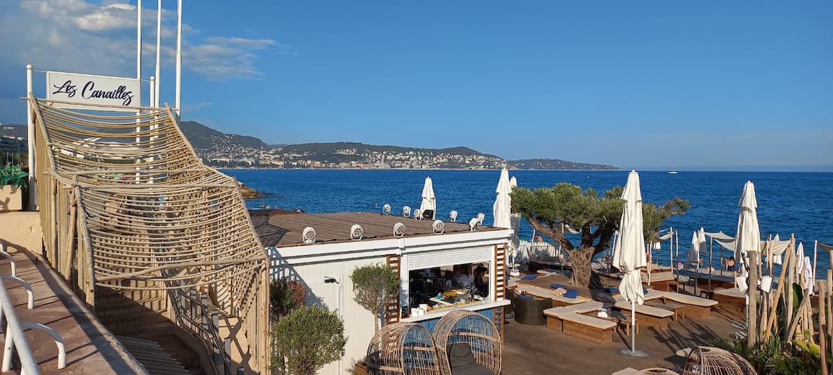 Plage privée Les Canailles sur la Prom' à Nice avec St Jean Cap Ferrat en arrière fond