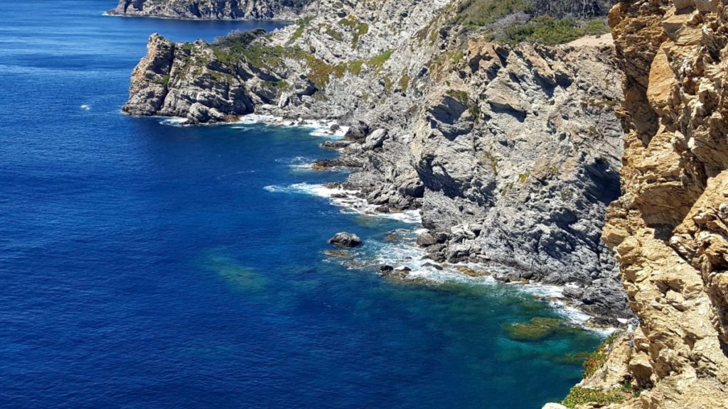 falaise de pierre blanche se jetant dans les fonds marin bleu marine sur l'ile de porquerolles au large d'hyeres