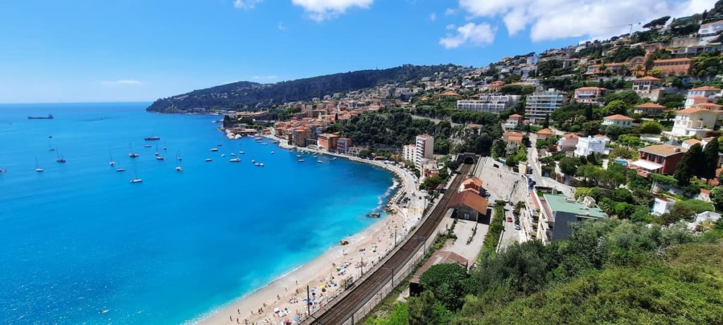 vue de la plage des marinières dans la rade de villefranche-sur-mer, maisons du port et grande plage incluses