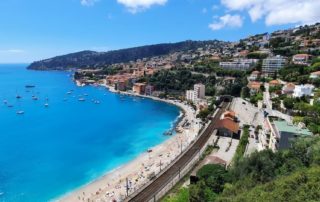 vue de toute la rade de villefranche-sur-mer, maisons du port et grande plage incluses