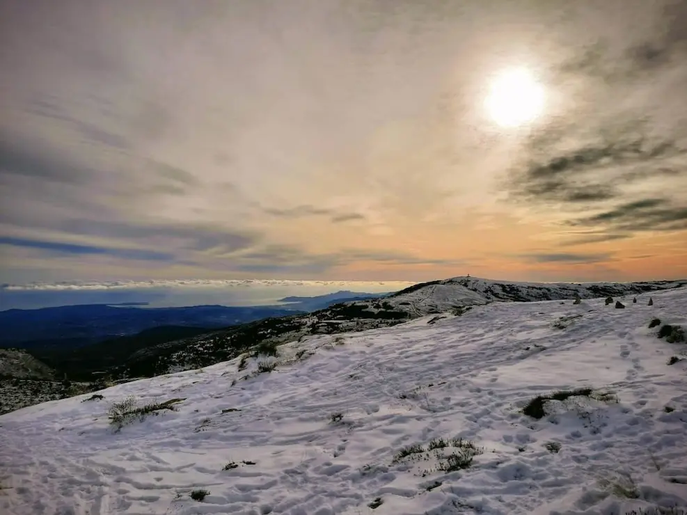 randonnee dans la neige a caussols avec vue mer