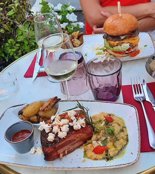 vue plongeante sur deux assiettes tres tentantes sur la terrasse du restaurant le zinc dans le vieil antibes 