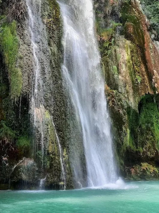 sillans la cascade vu du plan d'eau en dessous et de face