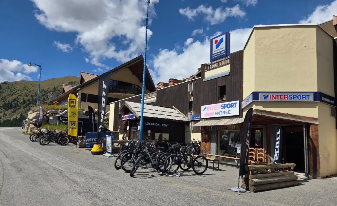 ski fun intersport isola a regroupé ses 4 enseignes dans un seul et unique magasin au niveau du parking P2