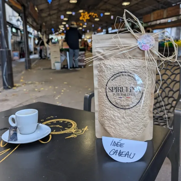 Sachet de spiruline du producteur Damien Stephan vendu sur le marché d’Antibes, représentant les produits de Spirulina Côte d’Azur proposés tous les samedis et dimanches matin.