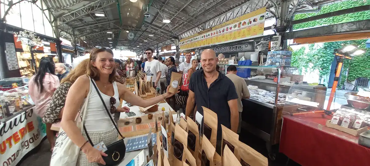 Stand de Spirulina Côte d’Azur au marché d’Antibes
