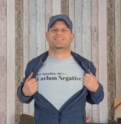 Damien Stephan, producteur de spiruline près de Grasse dans les Alpes-Maritimes, brandit son t-shirt "Eat Spiruline, She’s Carbon Negative" pour démontrer le caractère écologique et durable de son exploitation.