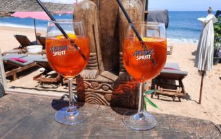 Deux cocktails colorés posés sur une table à la plage Le Maïva aux Issambres sur le littoral varois
