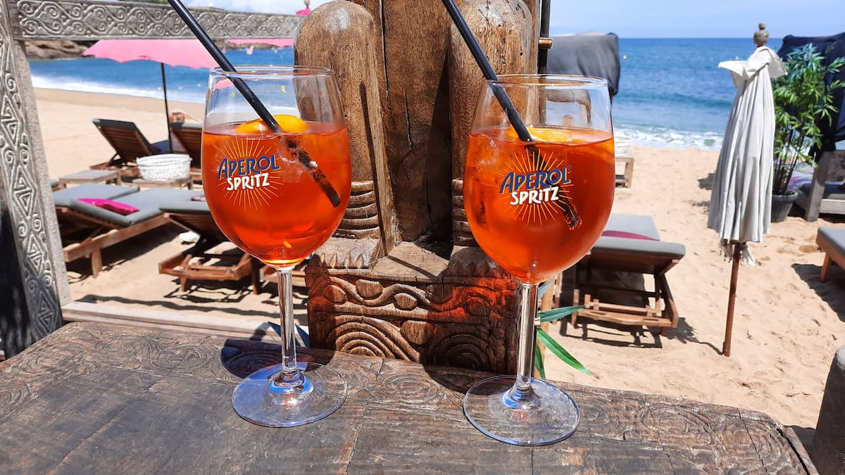 Deux cocktails colorés posés sur une table à la plage Le Maïva aux Issambres sur le littoral varois