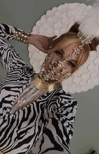 Stefanie Molly en performance masquée