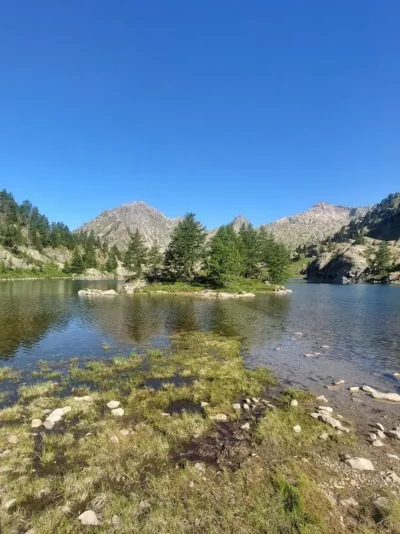 vue du lac de trecolpas, la recompense apres l'ascension de cette randonnee bien connue dans le mercantour