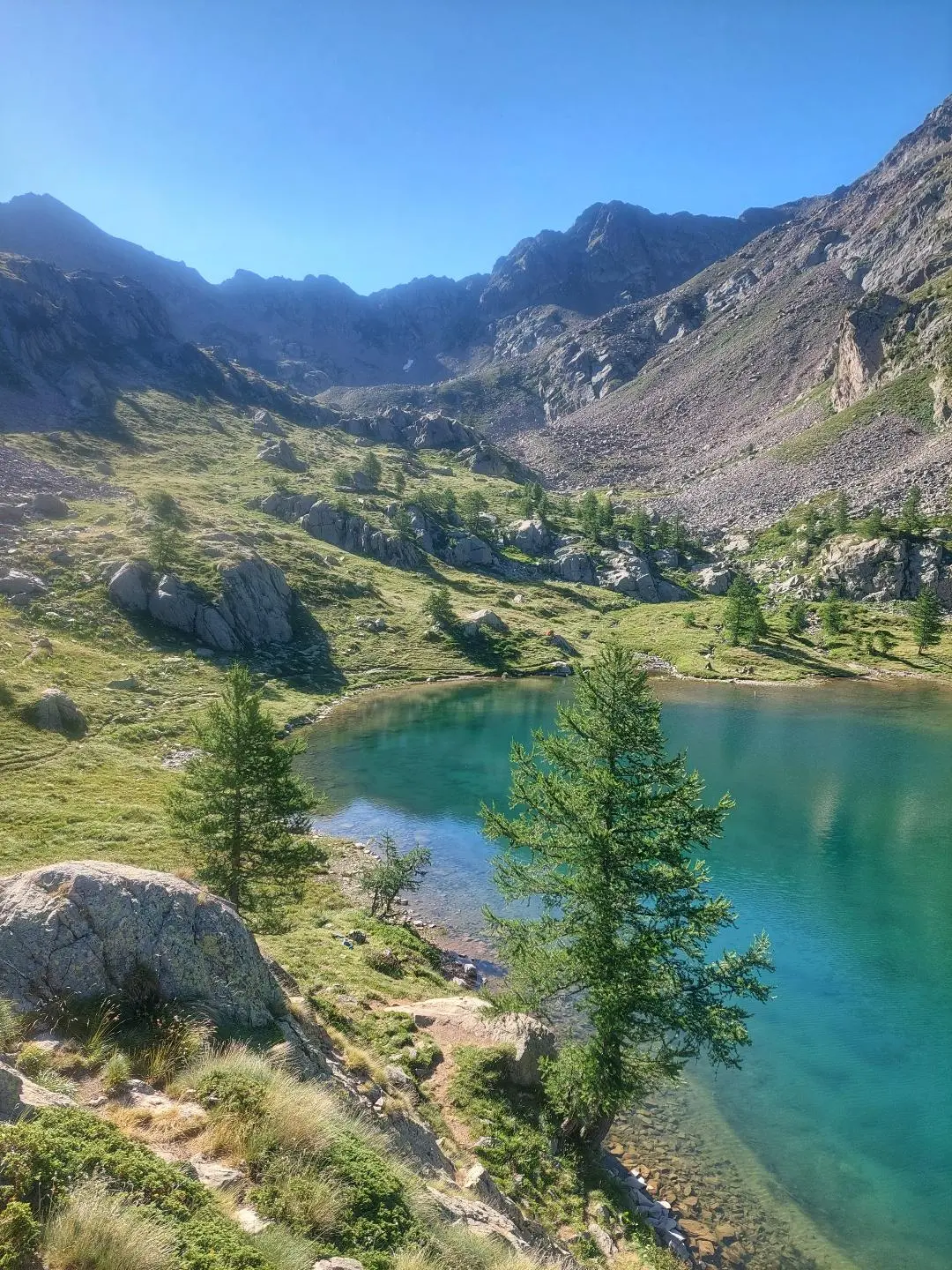 vue du lac de trepolcas dans le mercantour