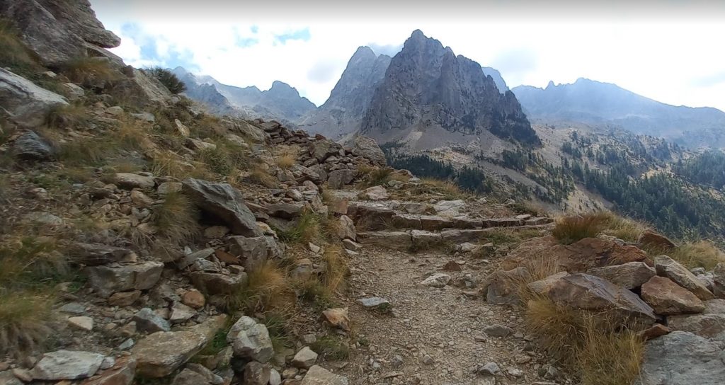 une vision d'un sentier de randonnee caillouteux en vesubie