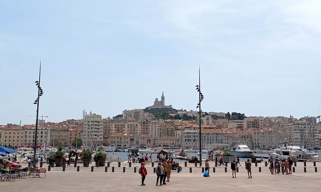 se balader dans la cite phoceene lors dun weekend a marseille, c'est tomber sans arret sur sa basilique notre dame de la garde qui semble veiller sur la ville