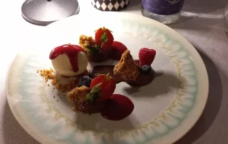 le vivo resto propose des desserts creatifs, comme une mousse au chocolat, crumble et glace vanille destructuree.