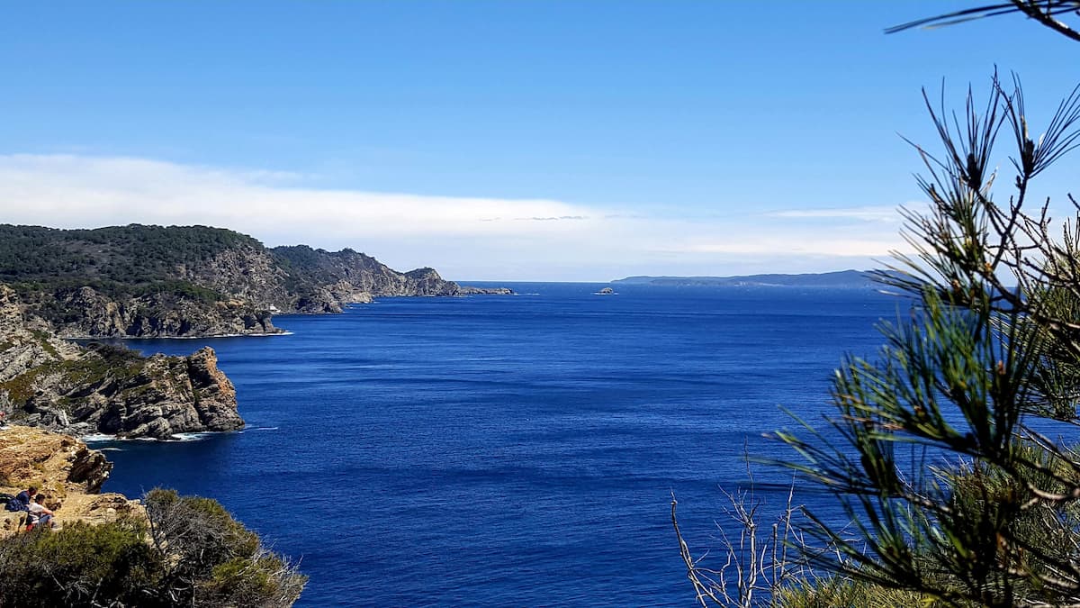 Vue de la grande bleue d'une falaise de Porquerolles que l'on peut parcourir en louant un VTT ou en randonnant dans les sentiers. L'île est interdite aux voitures.